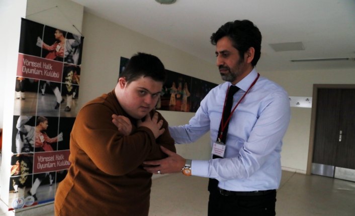 Engelli çocuklarla liselileri buluşturan proje