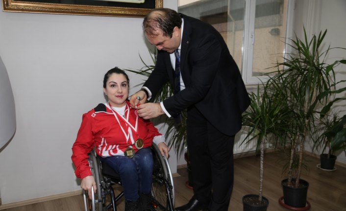 Engelli milli atıcılara altın hediye edildi