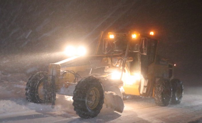 Erzincan'da ulaşıma kar ve tipi engeli