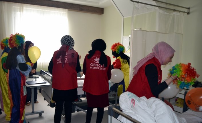 Gençlerden hasta çocuklara ziyaret