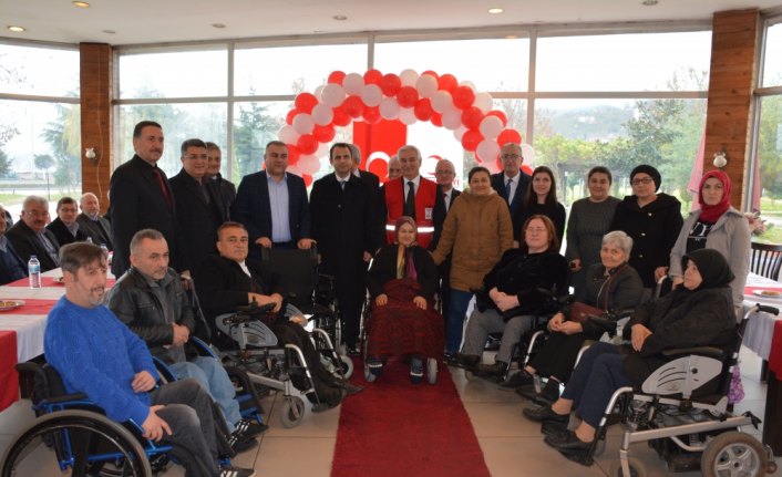 Görele'de engelli vatandaşlara tekerlekli sandalye verildi