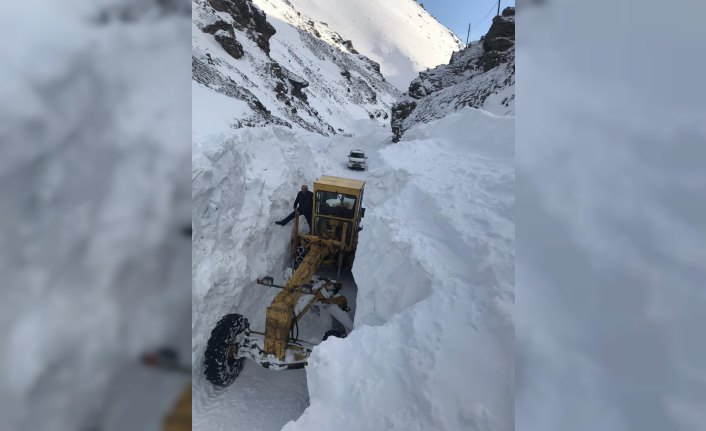 Gümüşhane'de çığ düşen yol ulaşıma açıldı