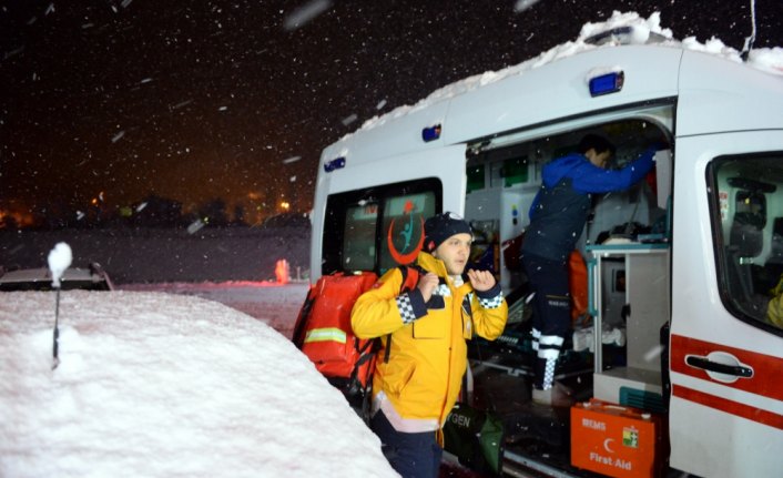 GÜNCELLEME - Yaylaya giden 4 kişi karda mahsur kaldı