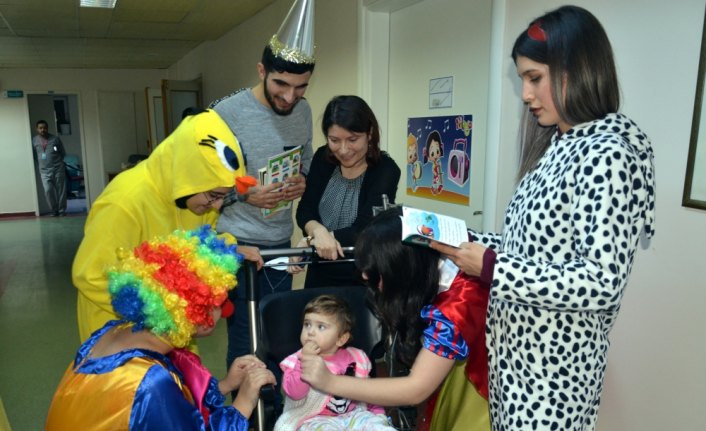 Hastanede tedavi gören çocuklara sürpriz yılbaşı eğlencesi