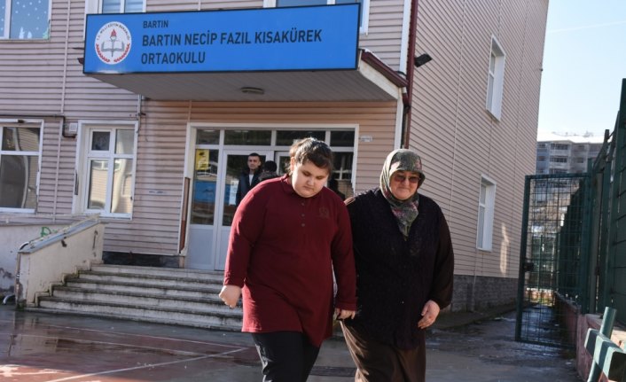 Hayatını görme engelli eşiyle kızına adadı