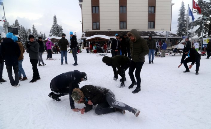 Ilgaz Dağı'nda öğrencilerin kar sevinci