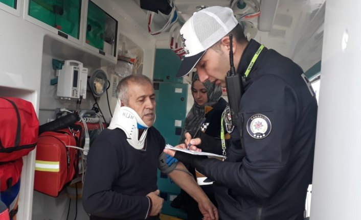 Karabük'te, devrilen otomobildeki çift yaralandı