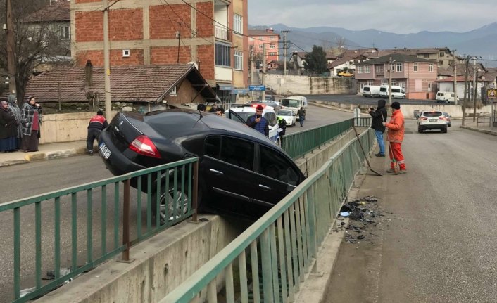 Karabük'te otomobil su kanalına düştü