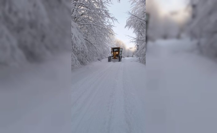 Karda mahsur kalan 2 kişiyi belediye ekipleri kurtardı