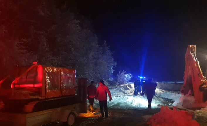 Karda mahsur kalan pazarcıları ekipler kurtardı
