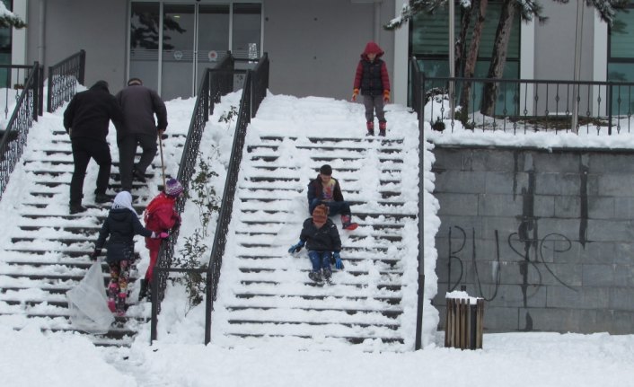Kavak'ta çocukların kar keyfi