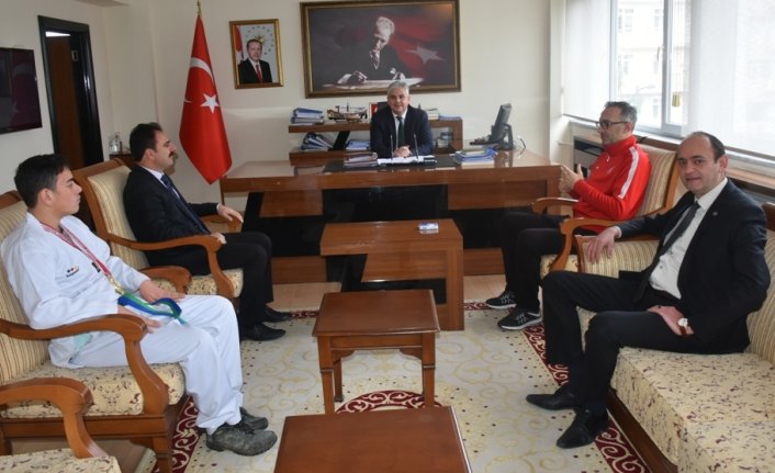 Kaymakan Aksoy'dan şampiyon sporcuya ödül