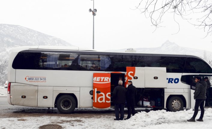 Kırık camı naylonla kapatan otobüs şoförünü yolcular ihbar etti