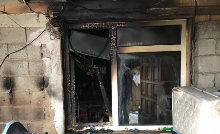 Kızılay'dan evi yanan aileye yardım