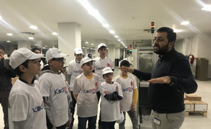 Kodlama öğrenen Ağrılı çocuklar TV üretim fabrikasını gezdi