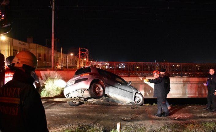 Kontrolden çıkan otomobil köprüde asılı kaldı