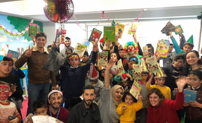 Mülteci çocuklara yılbaşı programı
