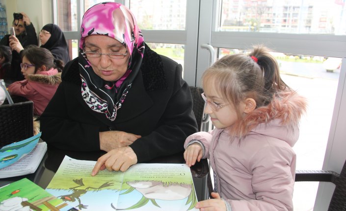 Nineler torunlarıyla birlikte kitap okudu