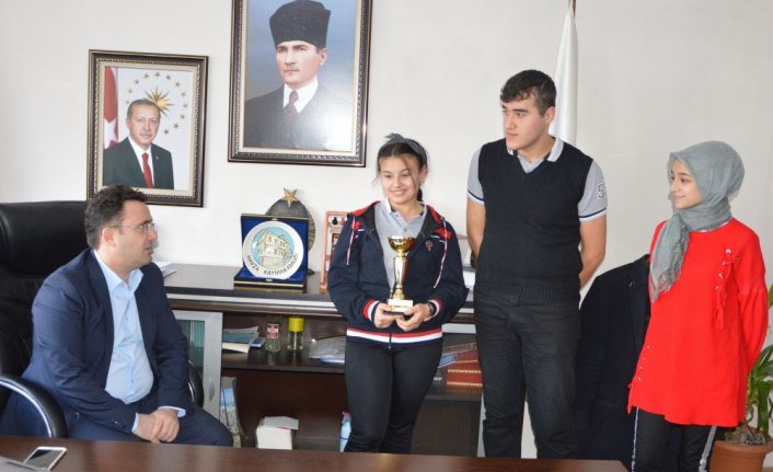 Ödüllü öğrencilerden Kaymakam Yılmaz'a ziyaret