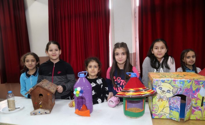 Öğrenciler atıklardan hayvanlar için yuva yaptı