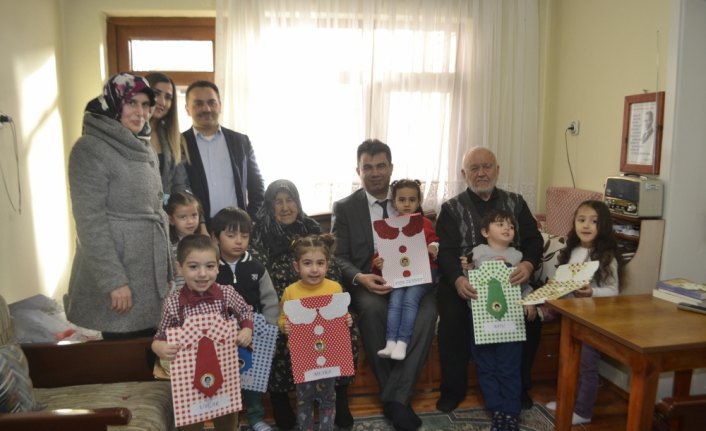 Öğrencilerden okullarını yaptıran hayırsevere duygulandıran ziyaret