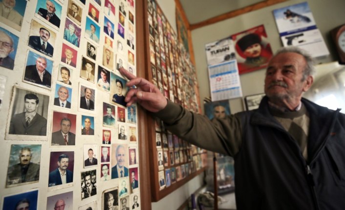 Ölen müşterilerinin anılarını dükkanında yaşatıyor