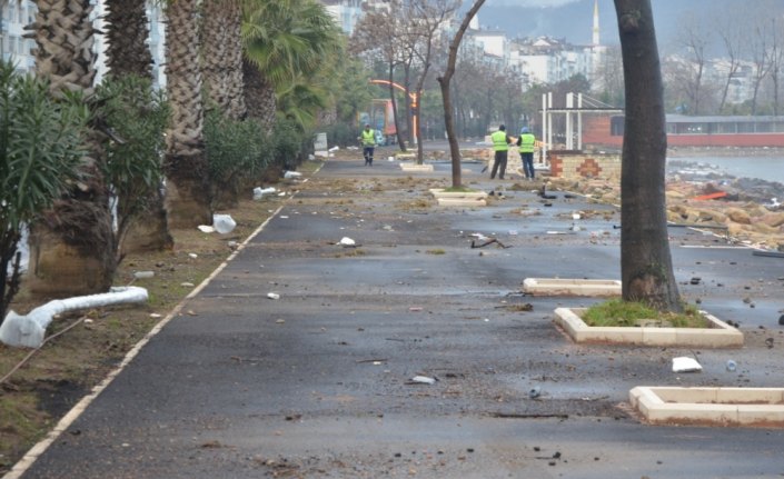 Ordu'da dalgaların taşıdığı taşlar ulaşımı aksattı