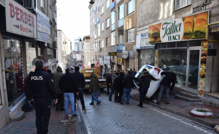 Otomobil önce yayaya sonra iş yerine çarptı: 1 yaralı