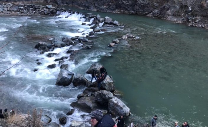Otomobilin çarpması sonucu nehre düşen kişi öldü