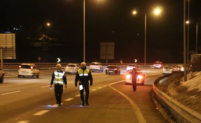 Polis yolda uyuşturucu aradı