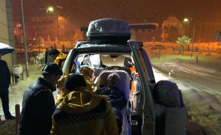 Rahatsızlanan kişi hastaneye paletli ambulansla taşındı