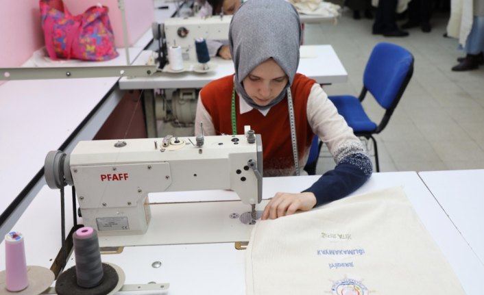 Rizeli kadınlar çevre için bez çanta dikiyor