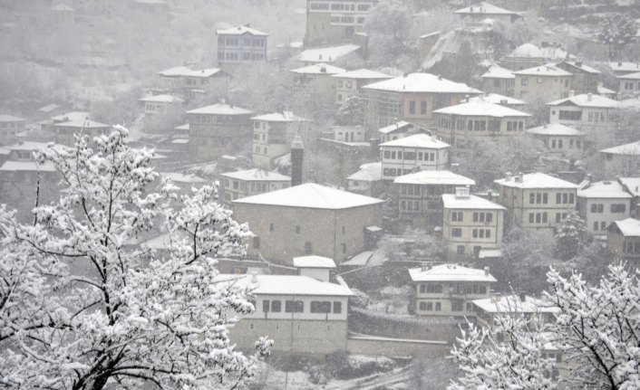 Safranbolu konakları beyaz örtüyle kaplandı