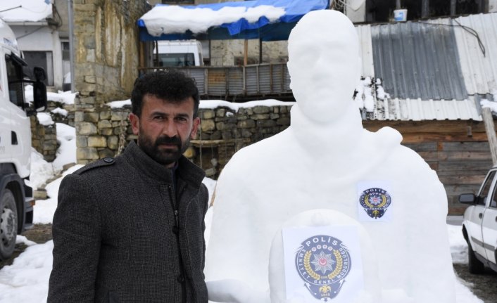 Şehit Fethi Sekin'in kardan heykelini yaptı