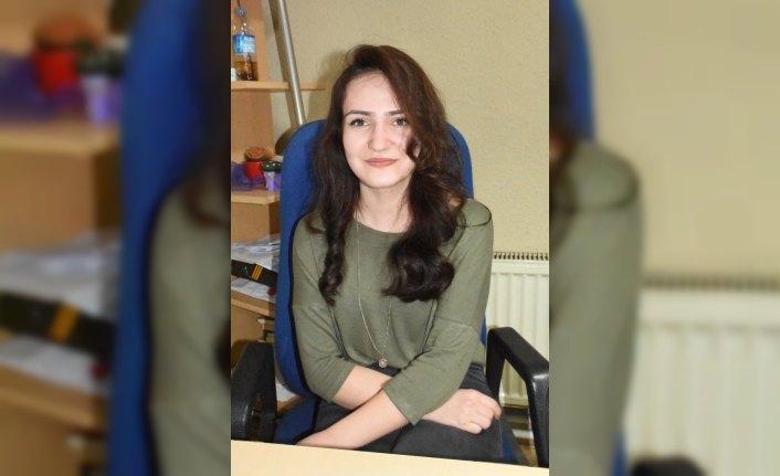 Sokak köpeğini şalıyla ısıttı