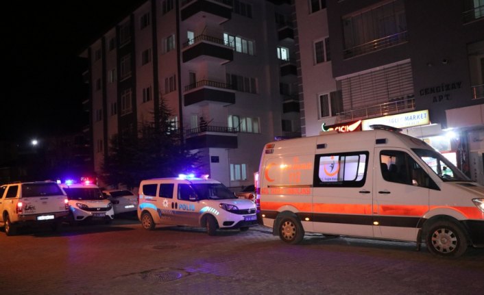 Tartıştığı eşini bıçakla yaraladı