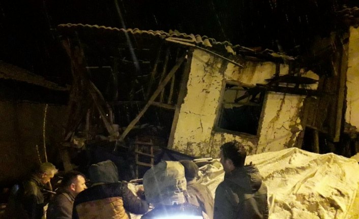 Tokat'ta iki katlı ahşap ev çöktü