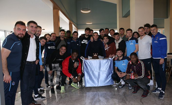 Trabzonsporlu Yusuf Yazıcı'ya sürpriz doğum günü kutlaması
