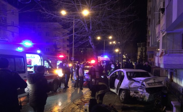 Trafik kazasında otomobile sıkışan sürücü kurtarıldı