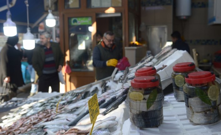 Tuzlanan palamudun kavanozu 100 liradan satılıyor