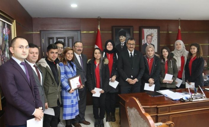 Vali Sarıfakıoğulları, TSKGV'ye bağış yapan öğrencileri ödüllendirdi