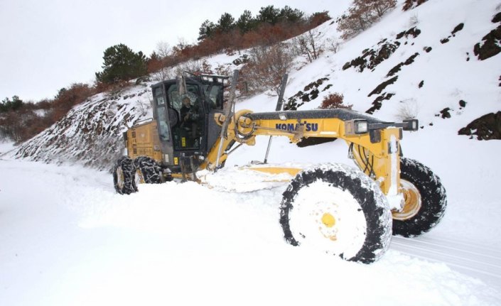 Vali Varol'dan köy yollarını açan operatörlere tatlı ikramı