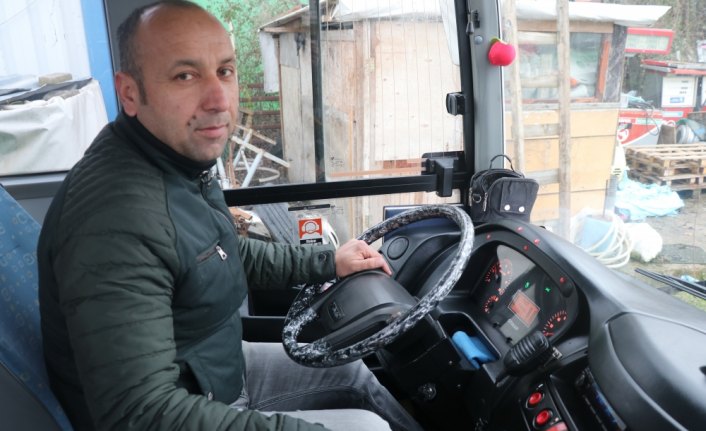 Yaya geçidinde bekleyen köpeğe yol verdi