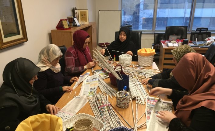 Yemen için gazete kağıtlarından sepet yapıp sattılar