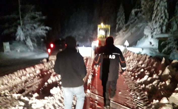 Yolda mahsur kalan 4 kişi kurtarıldı