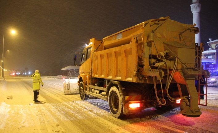 Yolda mahsur kalan sürücülere Türk Kızılayından kumanya