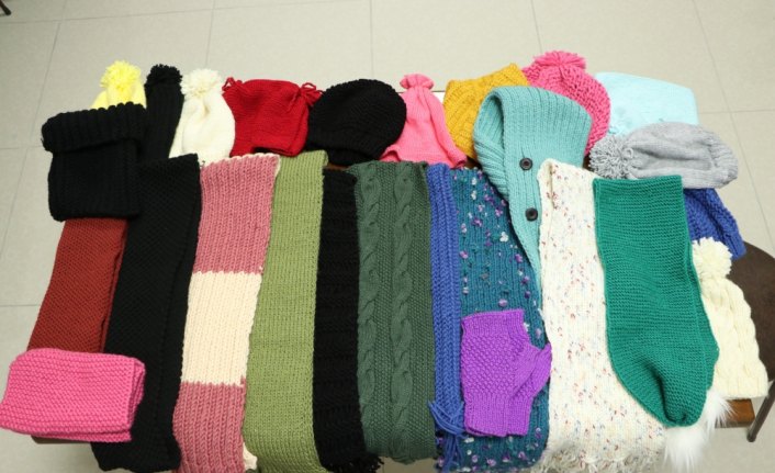 Yurt öğrencilerinin el emeği, üşüyen çocukları sarıyor