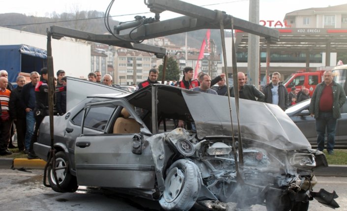 Zonguldak'ta otomobille tır çarpıştı: 1 ölü, 2 yaralı