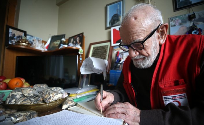 90 yıllık hayatını kaleme alıyor