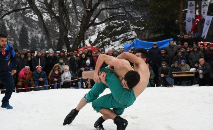 Açık havada kar yağışı altındaki güreşler büyük ilgi çekti